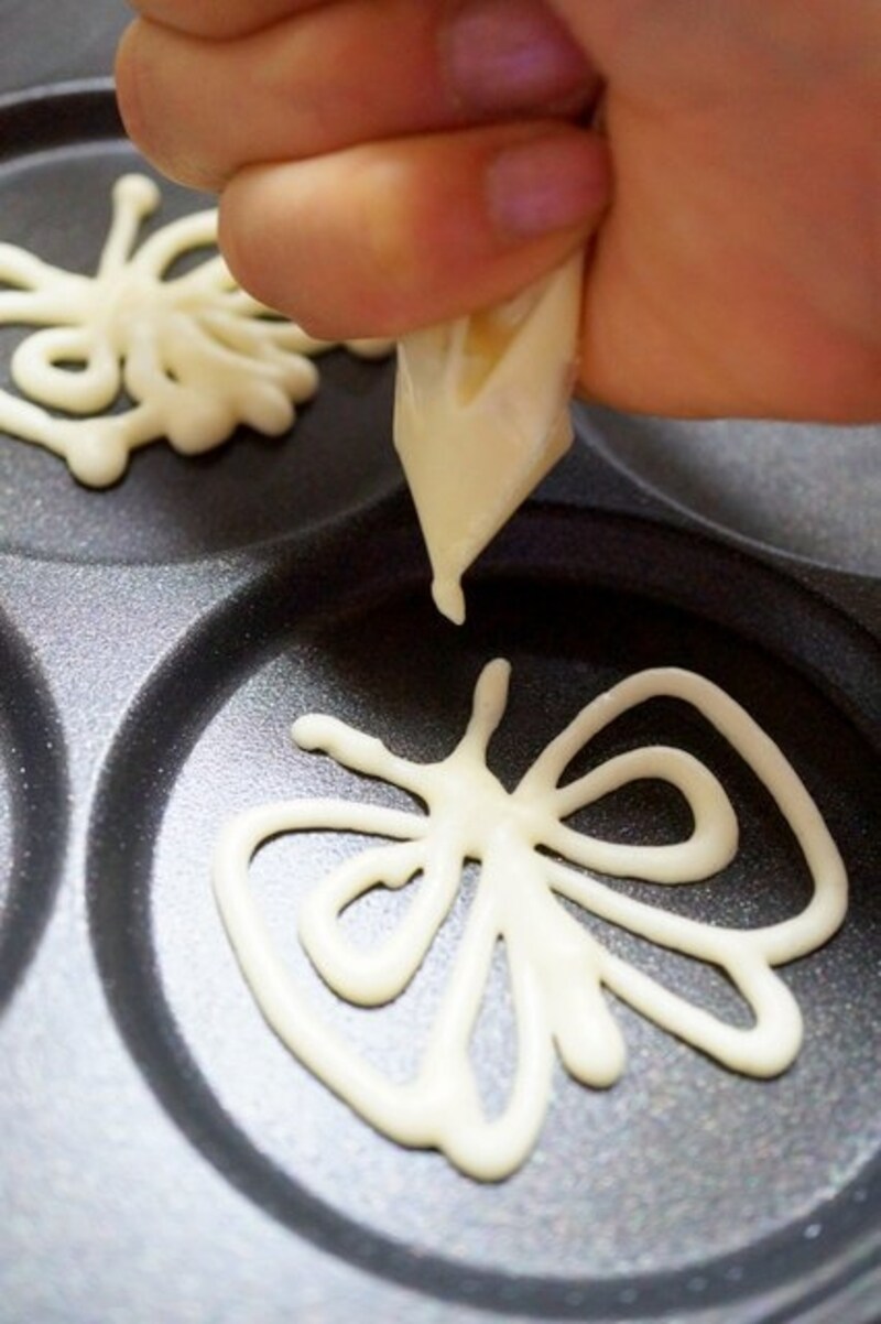 フライパンにチョウチョの絵を描き、弱火で焼きます