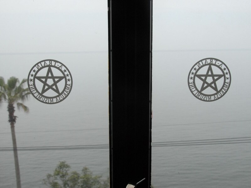 ドア越しの車窓