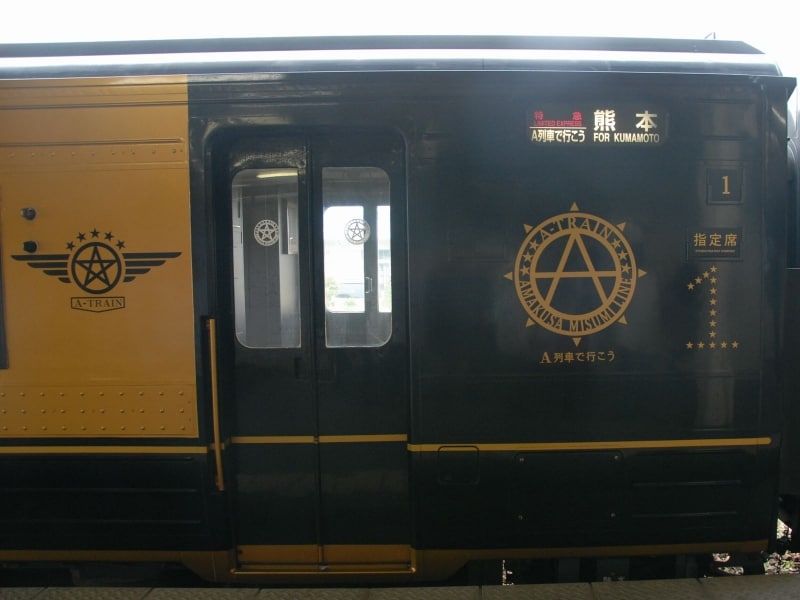 ロゴが描かれた車体