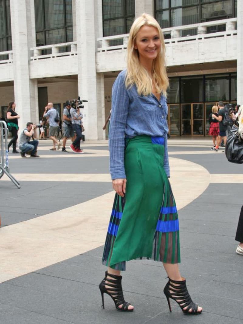 胸元を開けてセクシー&スラウチ