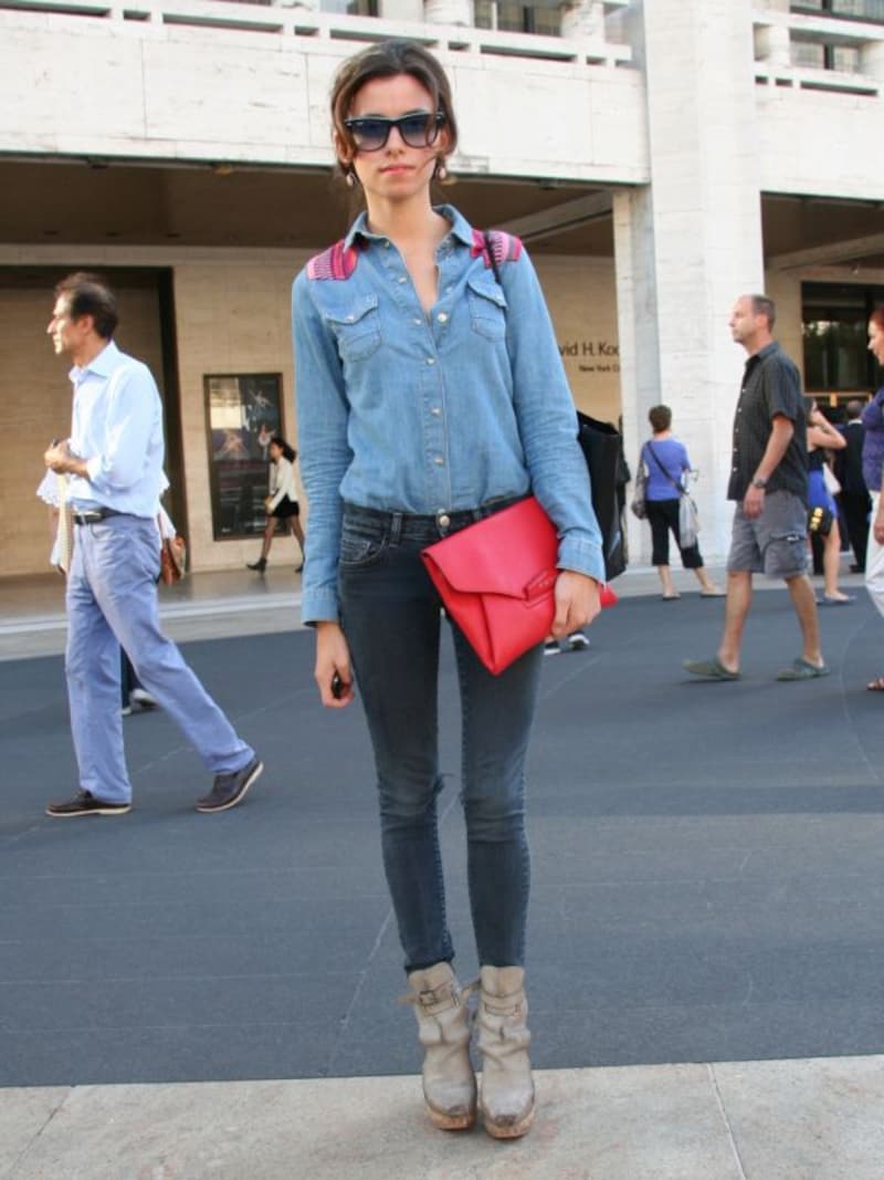 赤のエンベロープクラッチもコーデの一部