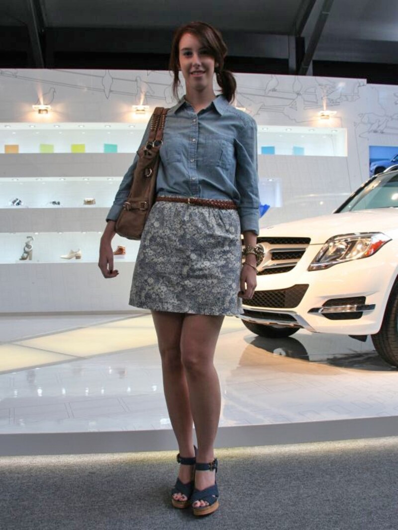 細ベルトでウエストを華奢にアピール