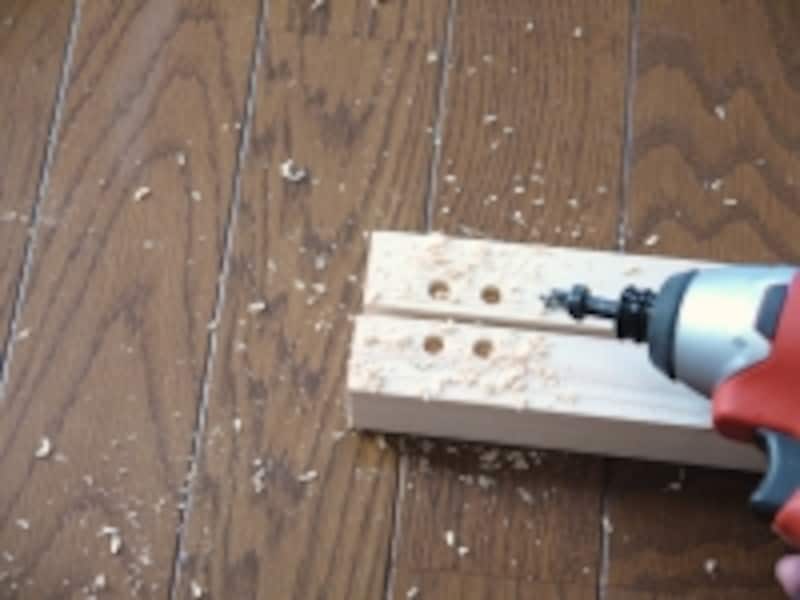 ネジの頭が入る穴があきます