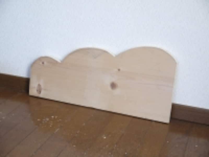 1枚切った後、板をなぞると同じ形に