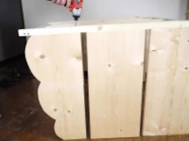 最初のネジが止まるまでは不安定なので気をつけて