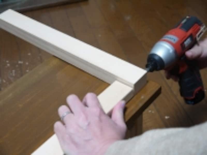 ずれないようにしっかりおさえます