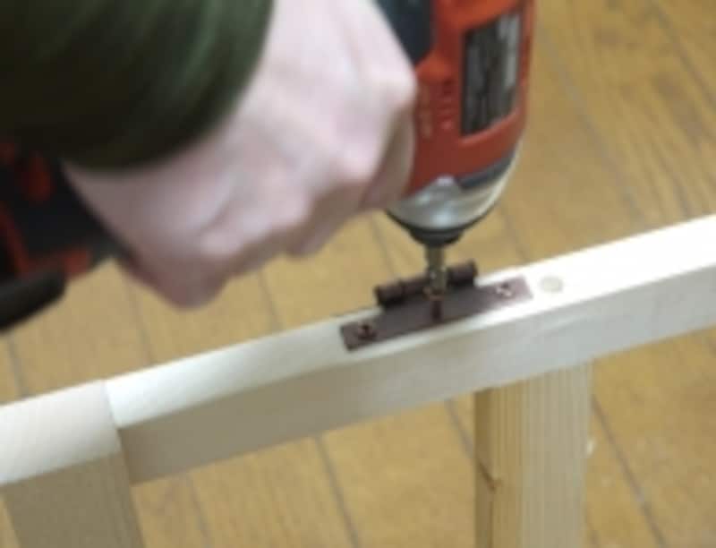 左右をとめて真ん中のネジをとめます