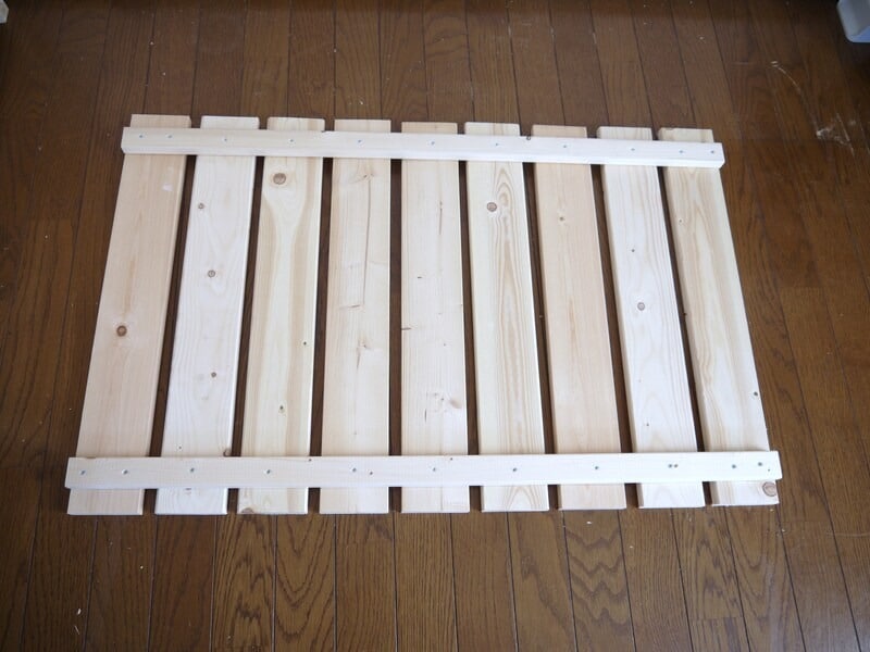 ひたすらネジをとめます