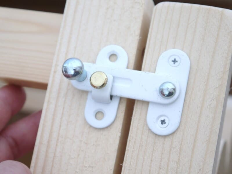 金色がネジになっています