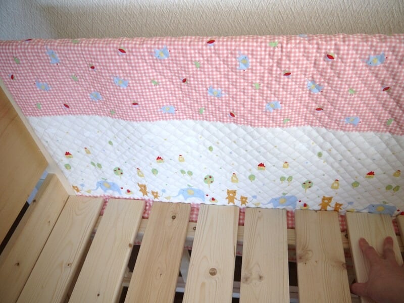 底板ではさむように