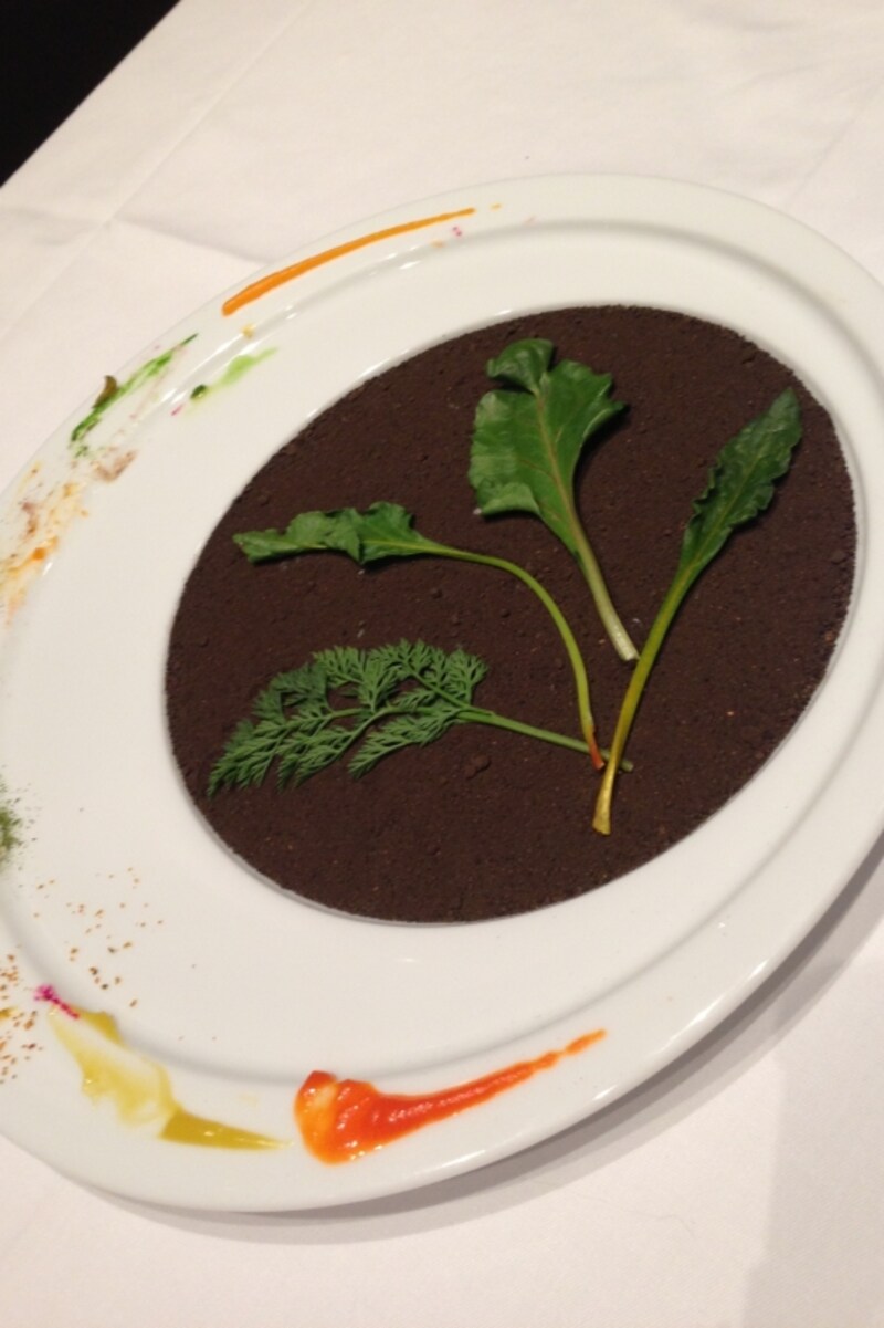 ガラスのお皿の下には・・・