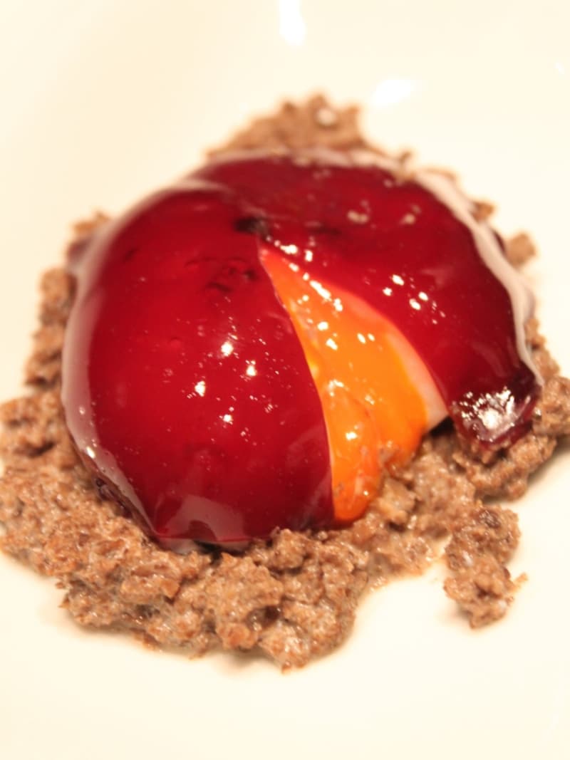 ワインカラーの卵を割ると・・・