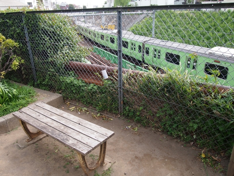 小さな公園にこんなベンチが２つほどある。