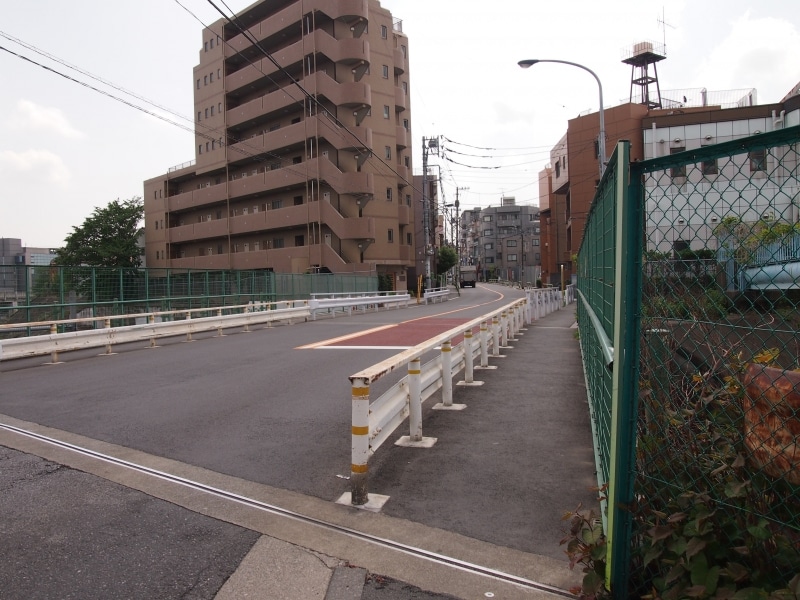何も書かれていないそっけない橋だが、この下を山手線が走っている。