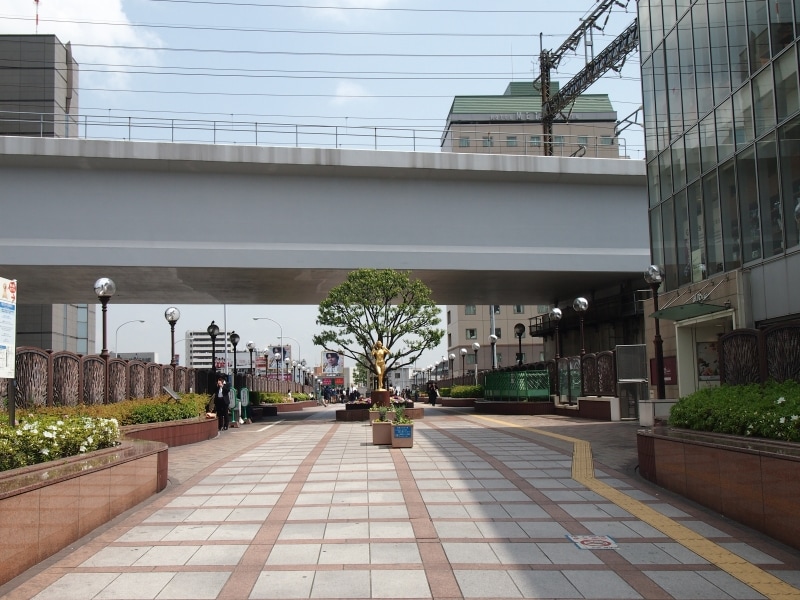 上を走っているのは新幹線の高架だ