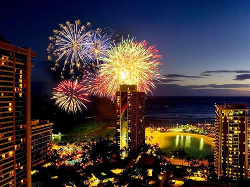 ヒルトン・ハワイアン・ビレッジ名物の花火。金曜にホテル前のビーチで打ち上げられる
