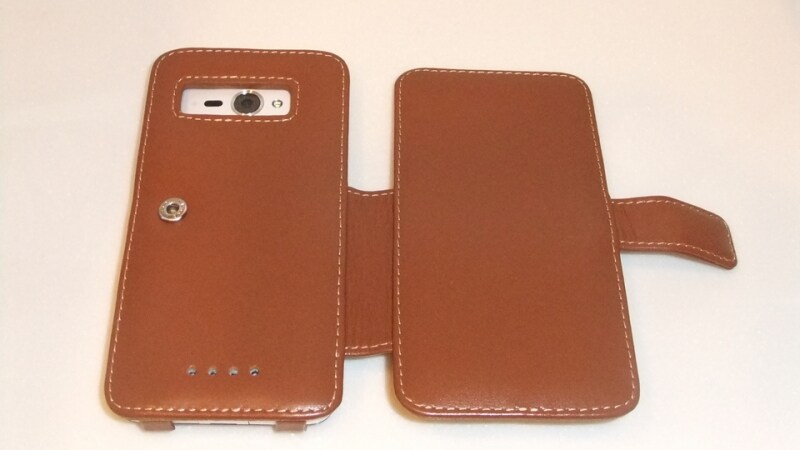 カメラのレンズ部分や、スピーカー部分にも考慮してあります