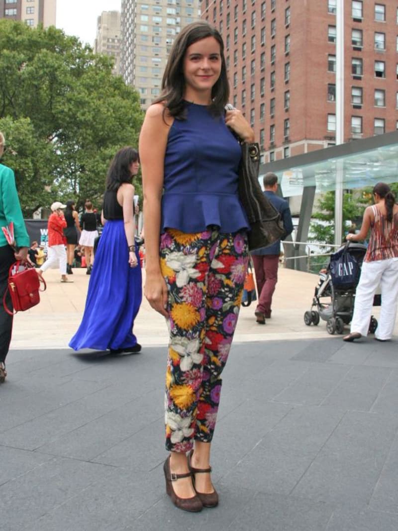 ペプラムブラウスと合わせてパンツをフェミニンにアレンジ