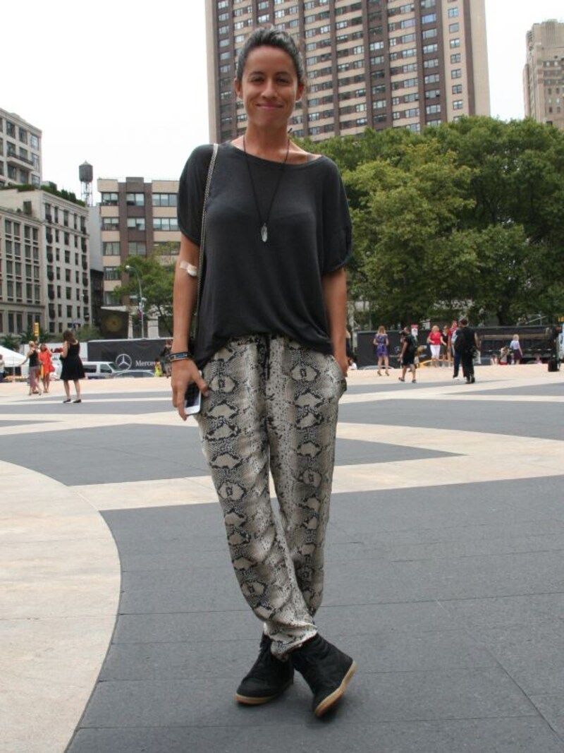 リラックスコーデもモノトーンでまとめればクールに