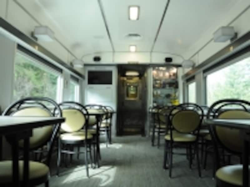 車内販売はスカイラインカーの1階部分にて (C) VIA Rail Canada