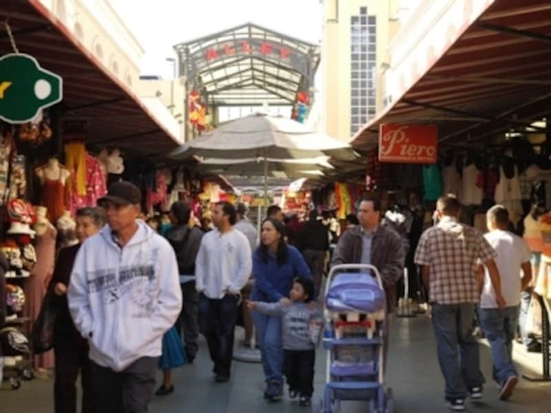 周辺にはレストランや屋台もいっぱいある！