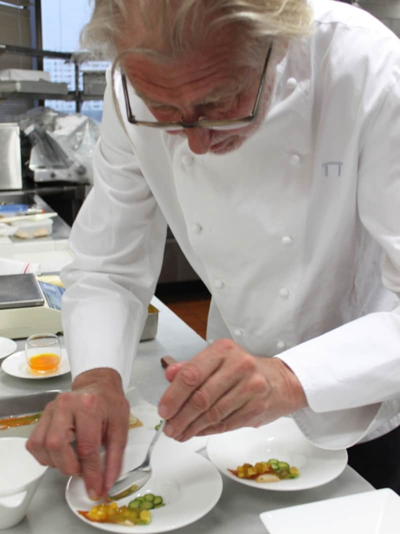 厨房で新作メニューを調理