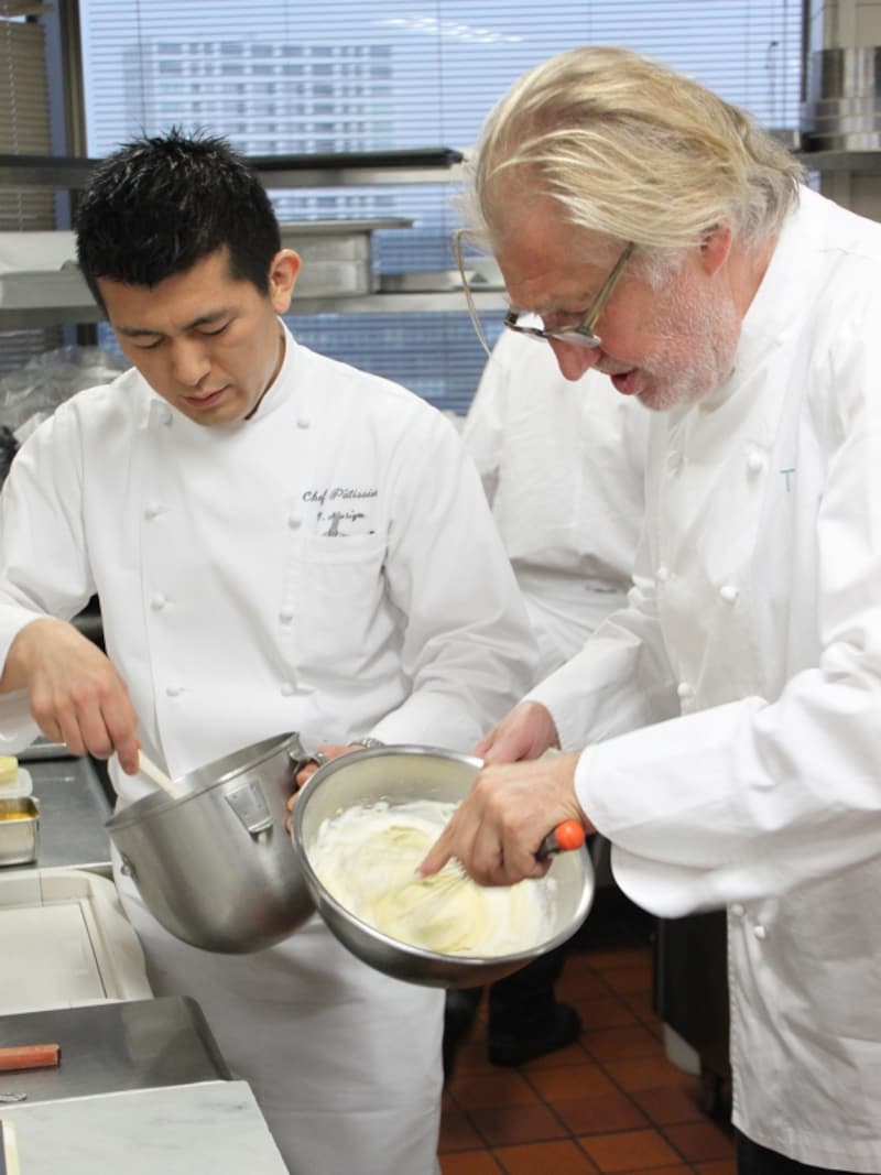 森谷シェフパティシエに盛り付け方を見せながら・・・