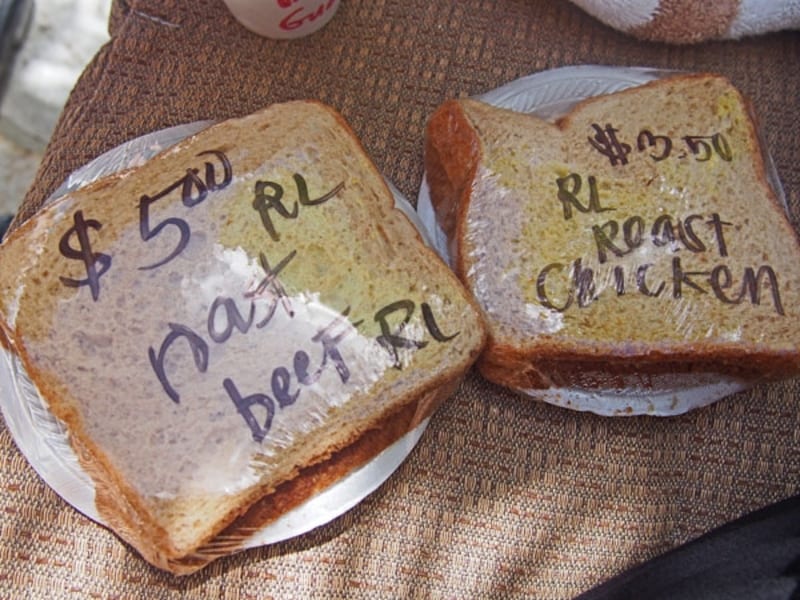 厚切りのターキーやローストビーフなどが入ったシンプルなサンドイッチ