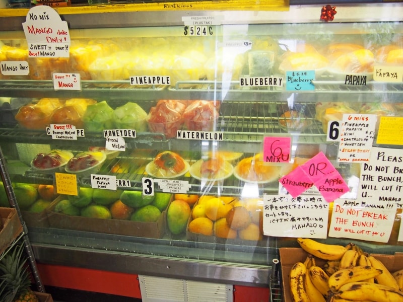 冷蔵ケースに並ぶカットフルーツ