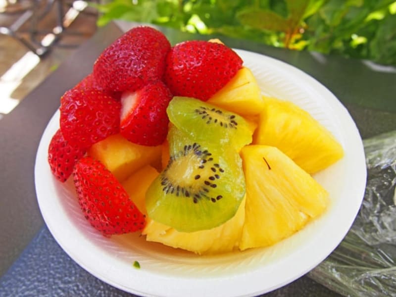 パイナップルとイチゴ、キウイの3種盛り(5.25ドル)