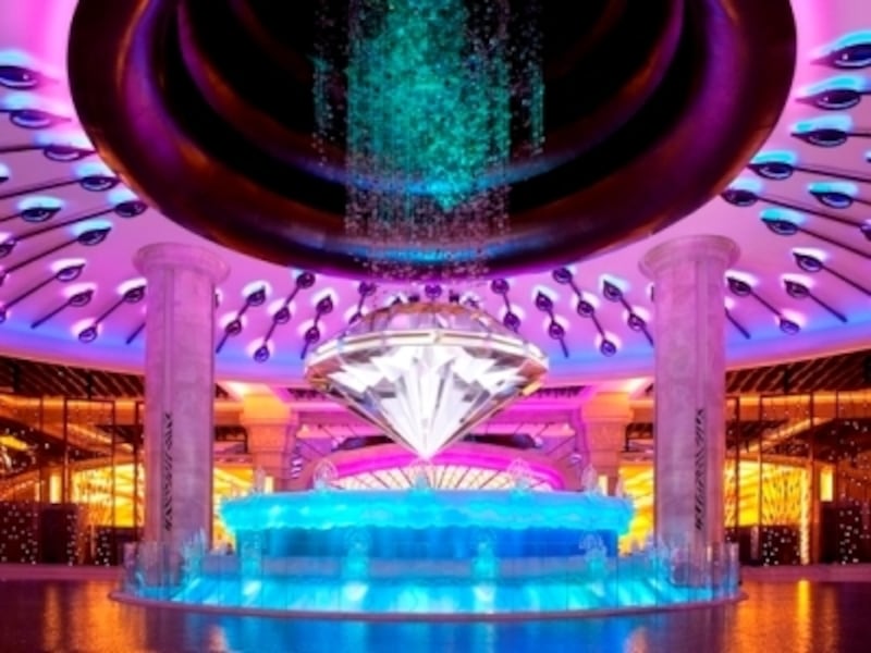 メインエントランスにある大型噴水「フォーチュンダイヤモンド」 (c) Galaxy Macau