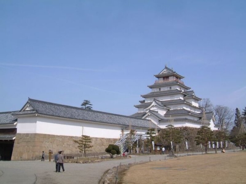 再建された時は黒い瓦だった鶴ヶ城