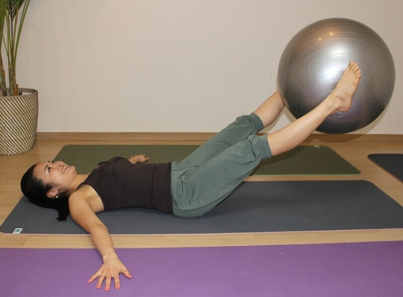 息を吐きながら、両脚をゆっくりと伸ばしていく