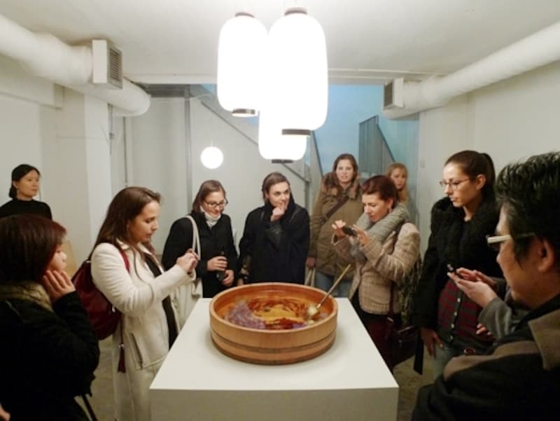 イギリスで開かれた深堀隆介さんの個展の様子