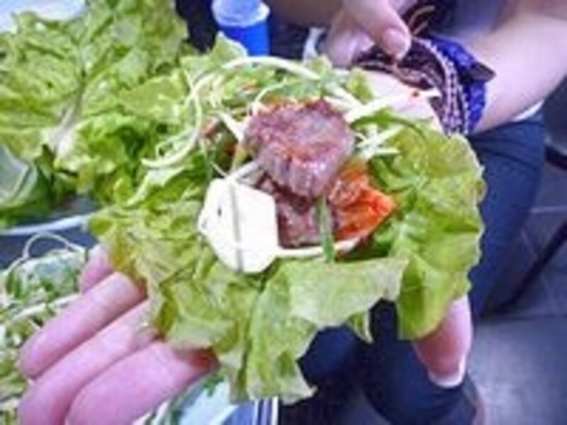 お肉そのままでも良し、サンチュにいろいろ包んで食べるのも良し！ 両方の食べ方でたっぷり味わって欲しいです！