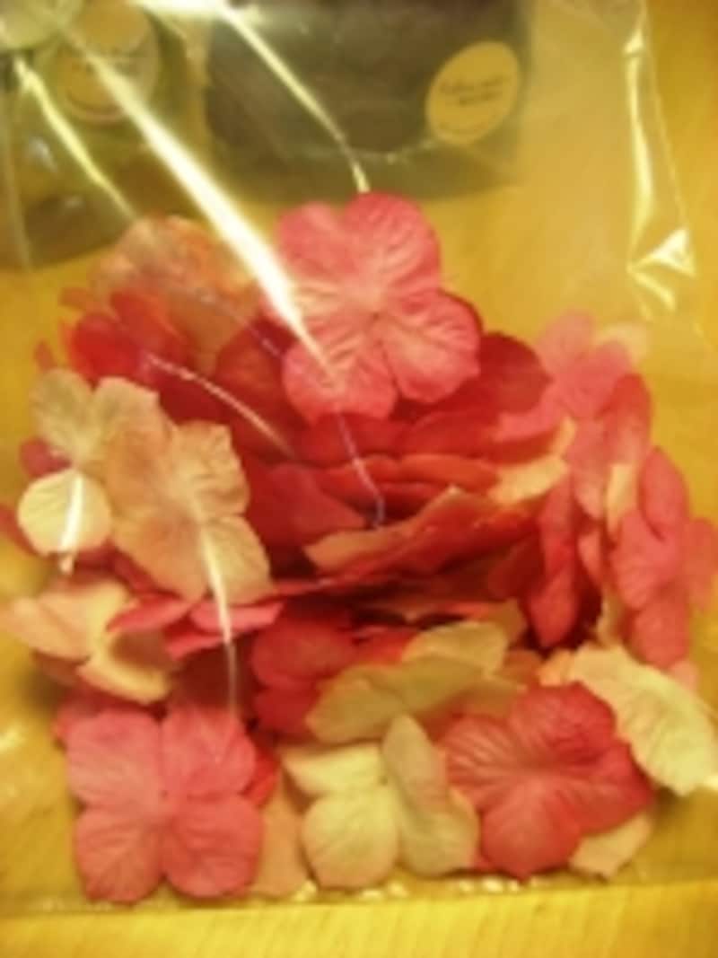ビニール袋にペーパーフラワーを入れる