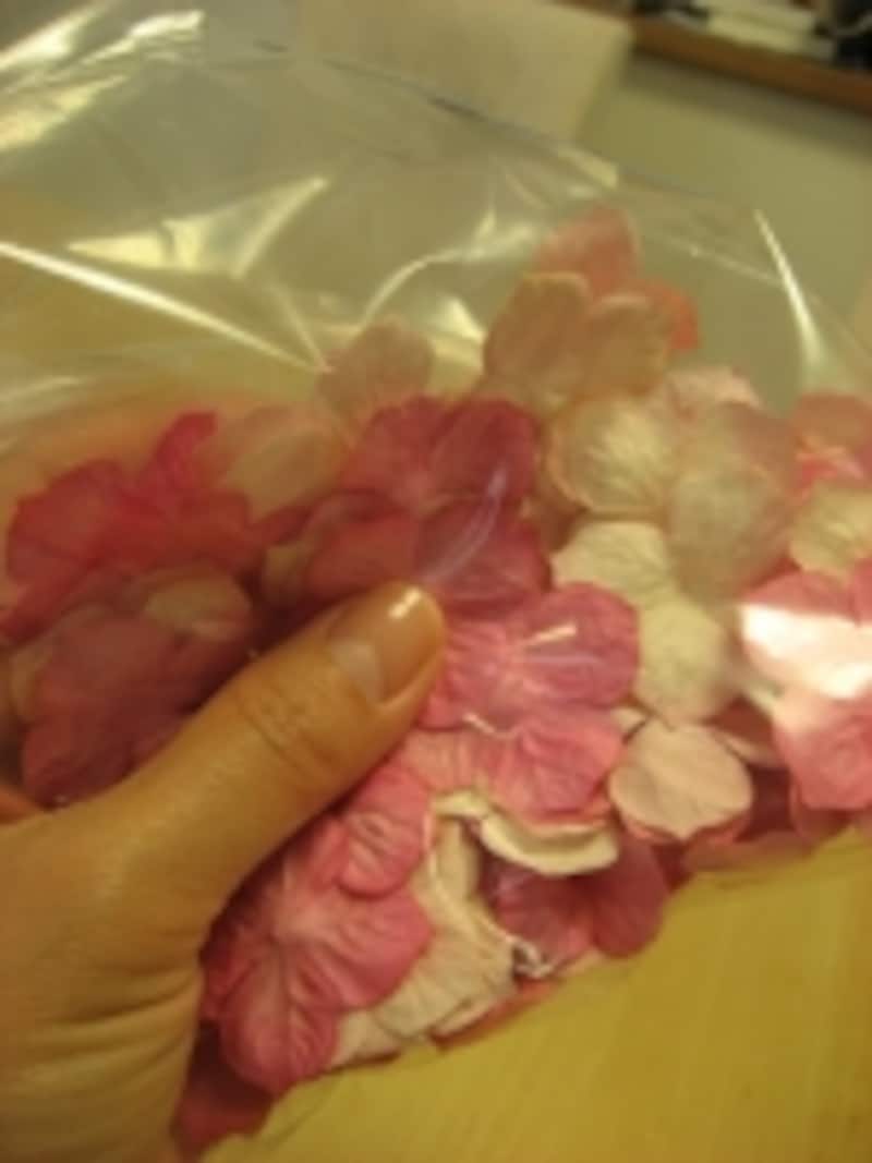 香るアロマスプレーを吹き付けるか、精油を滴数垂らしたら香りがまんべんなくいきわたるように軽く揉み込む