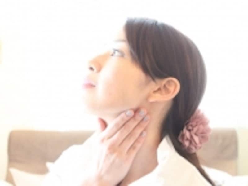 首にクリームを馴染ませます。