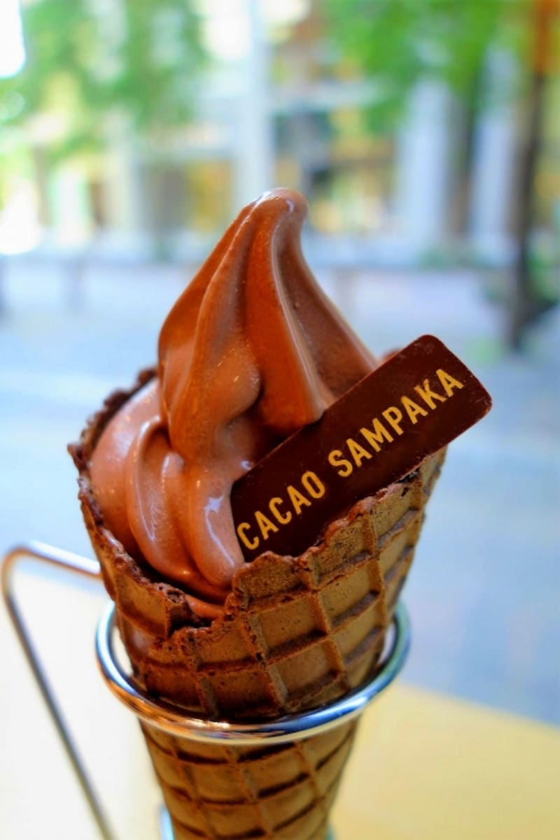 ロゴ入りのチョコレートがあしらわれて