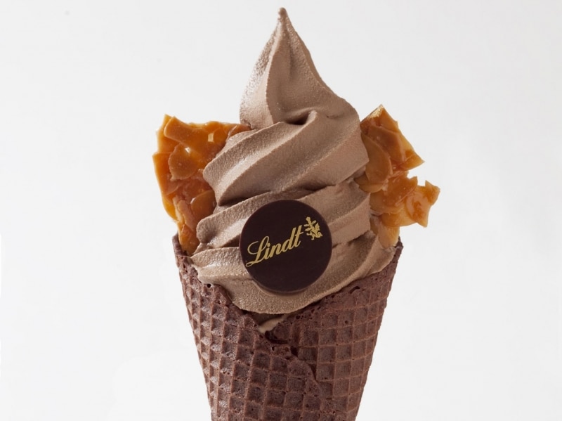 リンツ・ソフトクリーム ショコラ　プレミアムチョコレートワッフルコーン 