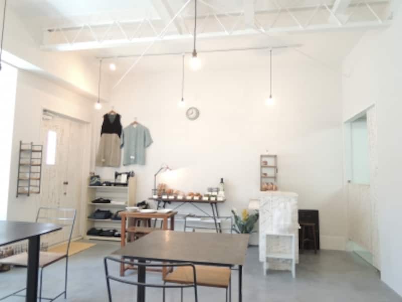 店内。奥さまの菅井綾子さんの布作品を始め作家ものの器類も販売