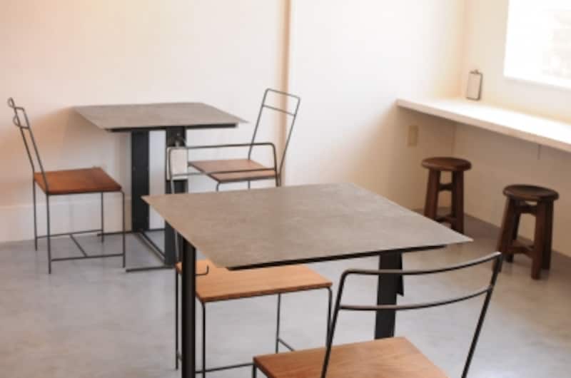 全部で12席。白く明るい店内には静かな音楽が流れる。