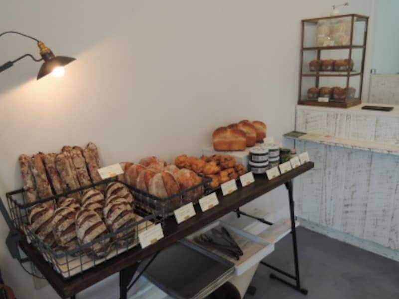 パン売り場はテーブルひとつ分