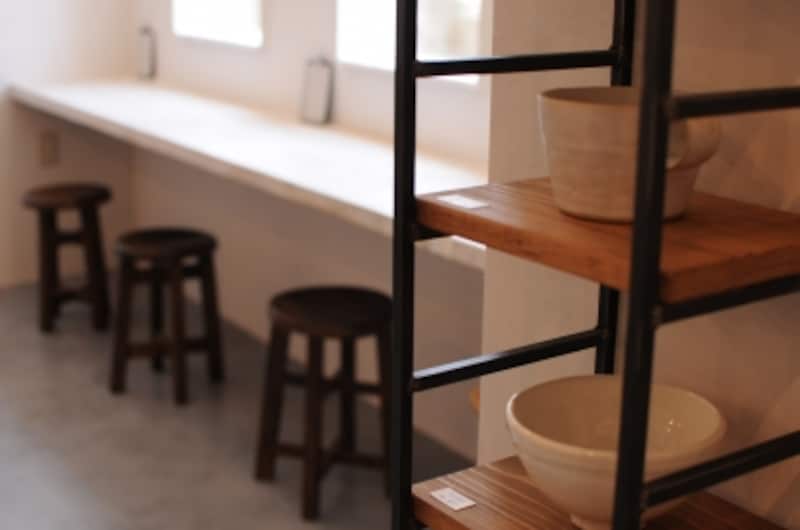 窓際にはカウンター席