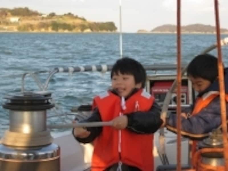 undefined本物のヨットの操縦をお手伝い。ロープ重たいよ～