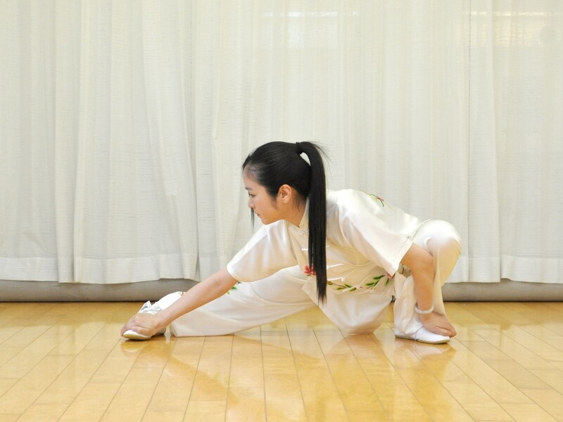 準備運動で全身の可動ポイントを動かしていくと少しずつ体が柔らかくなります