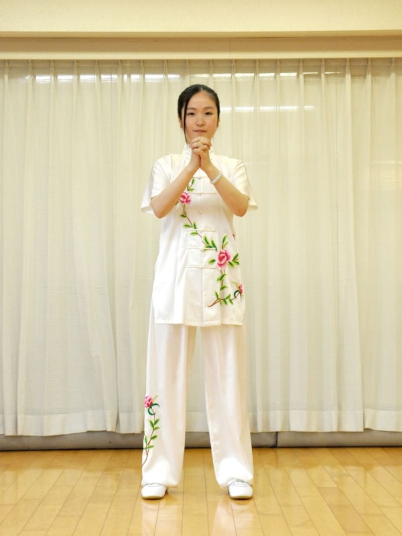 手を交差して深呼吸します