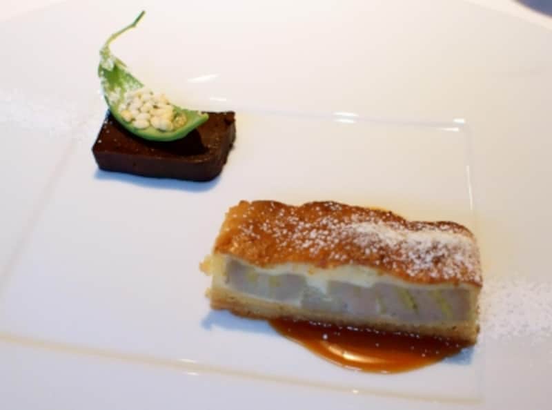 「ココナッツとバナナの温かいタルト」と「チョコレートのテリーヌ」