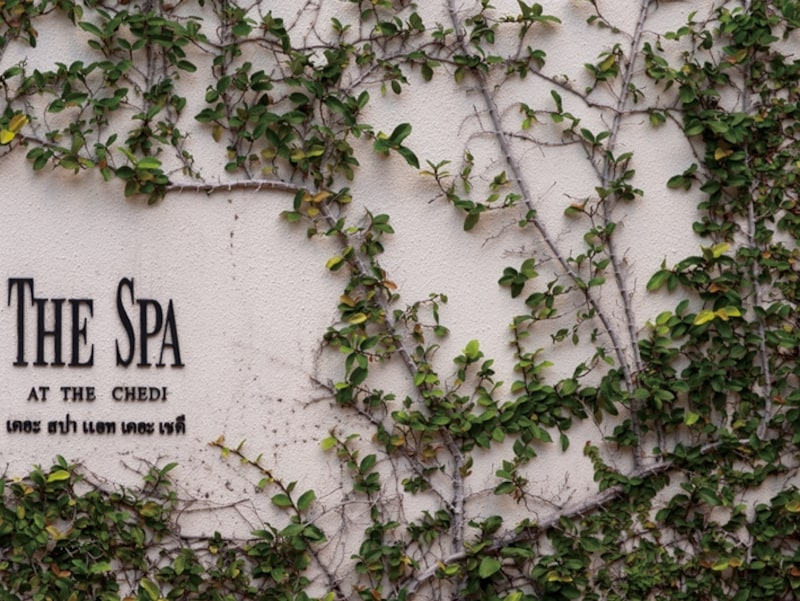白い壁に蔦を這わせた、まるでおとぎ話に出てきそうなスパの入り口