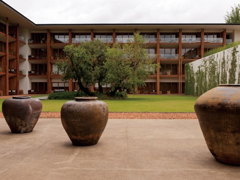 シンプルながら印象的な中庭。取り囲むように客室ビルディングが建っている